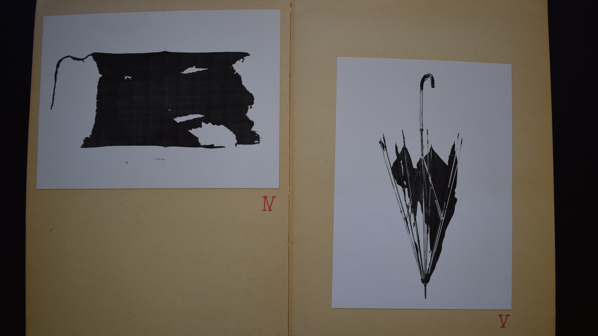 Foto de archivo que muestra ropa quemada y un paraguas roto encontrados en la escena. Foto de archivo que muestra ropa quemada y un paraguas roto encontrados en la escena.