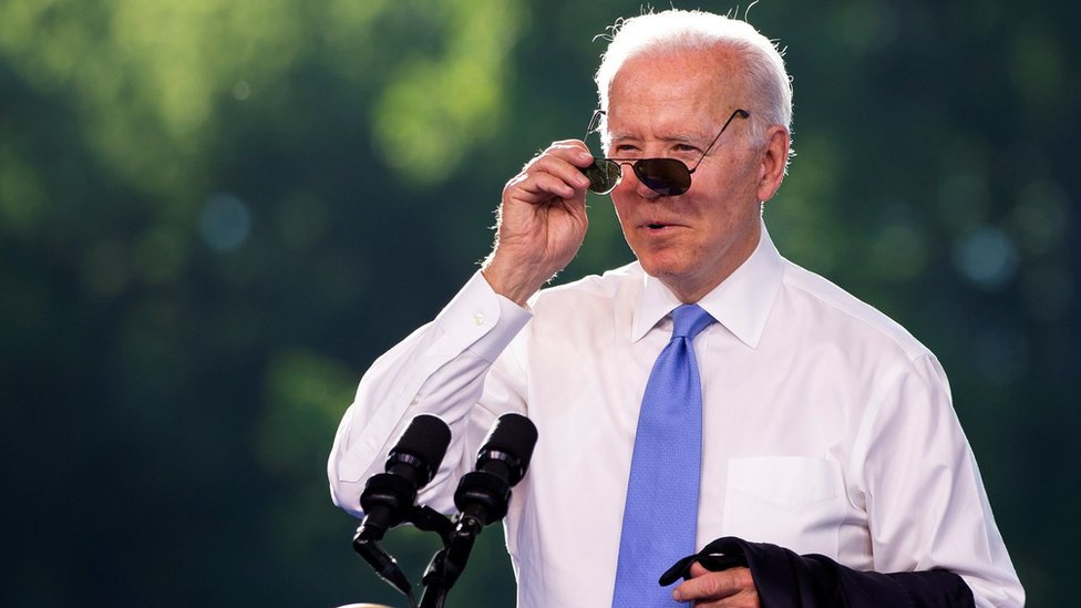 Biden le obsequió un par de gafas de sol de modelo aviador a Putin.