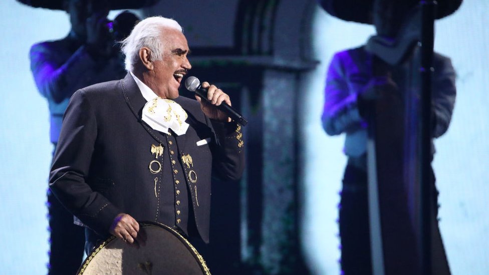 Vicente Fernandez en 2019 durante una actuación en la ceremonia de los Premios Grammy.