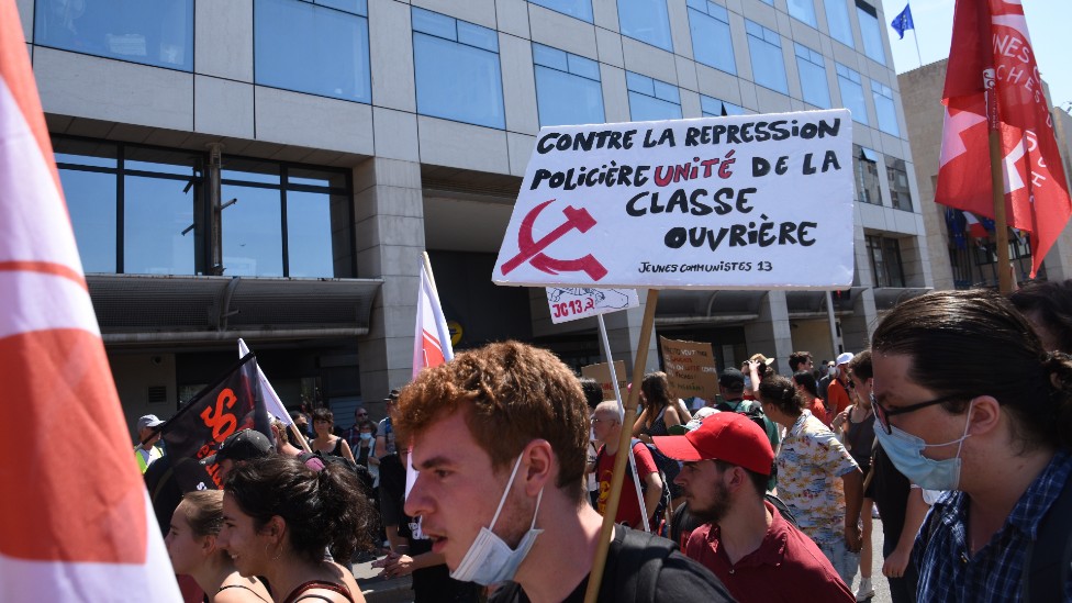 En 2021, cientos de personas participaron en la llamada "Marcha de la libertad" contra la extrema derecha en Marsella, Francia.