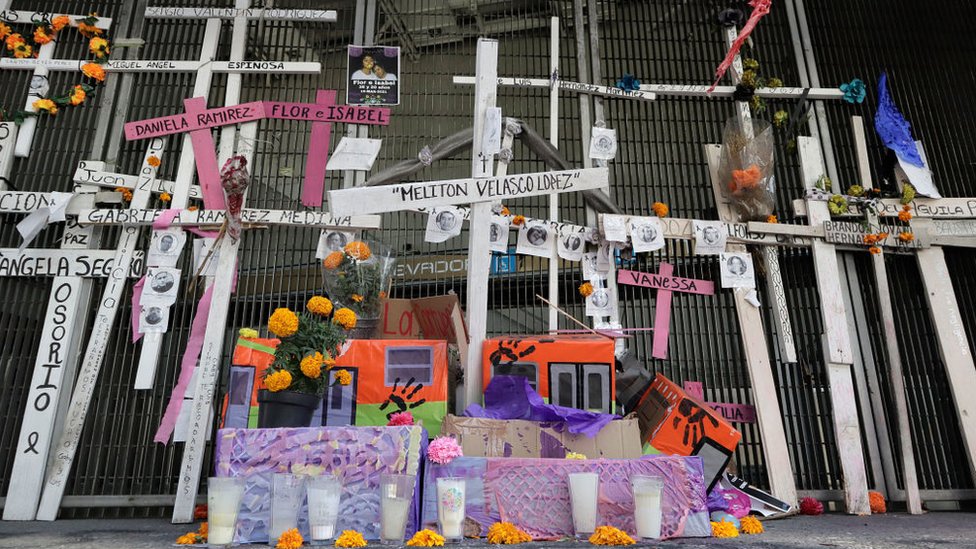 Cruces y ofrendas frente a la estación Los Olivos conmemoran a las víctimas del colapso del tren suburbano