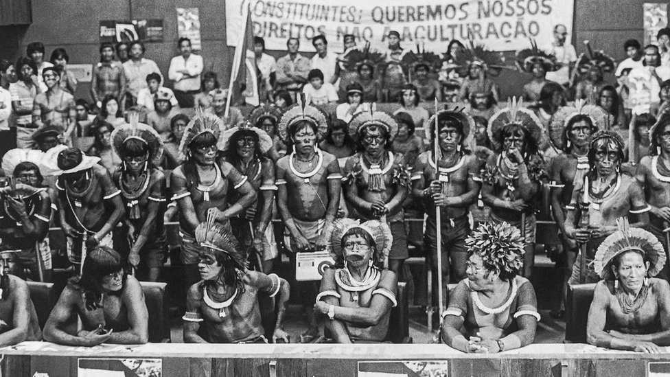 Fotografia em preto e branco mostra dezenas de indígenas no Congresso