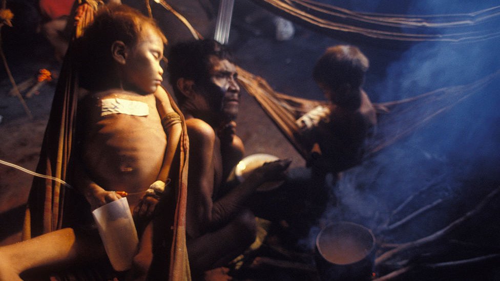 Família Yanomami à noite