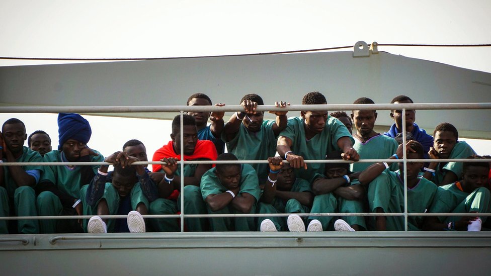 Otros 375 migrantes fueron rescatados en la misma zona donde encontraron a las 26 mujeres. Migrantes en el buque español.