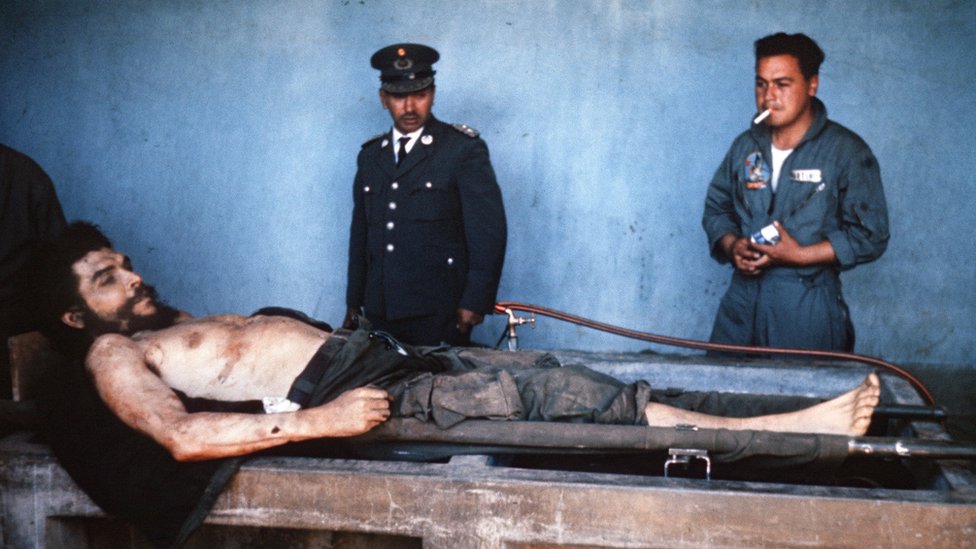 Así presentaron las autoridades bolivianas el cadáver del Che después de su ejecución. Restos del Che Guevara en Vallegrande