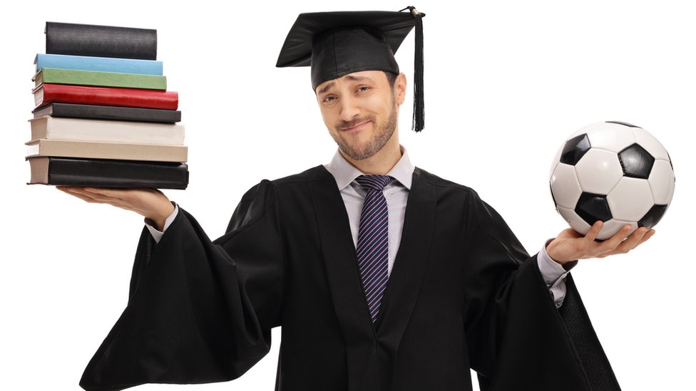 Muchas veces se piensa que el fútbol y los estudios no son compatibles. Estudiante con libros y un balón