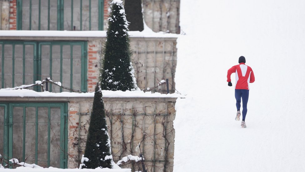 Varias empresas escandinavas fomentan la actividad al aire libre durante las horas de trabajo. Un hombre corre en la nieve.