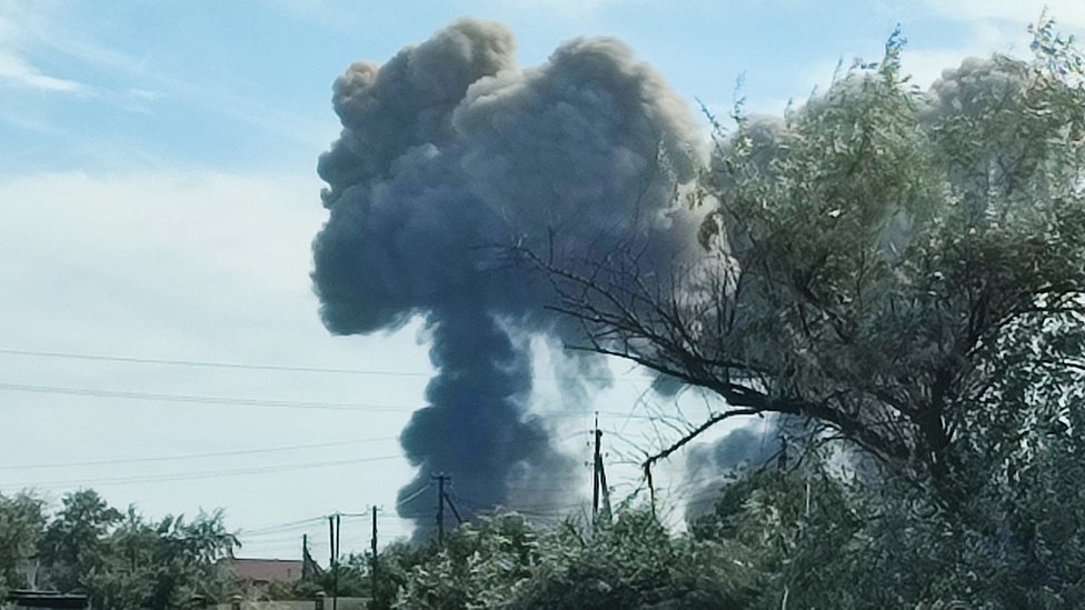 Una columna de humo asciende a los cielos luego de que se escucharan explosiones en una base militar rusa en Crimea