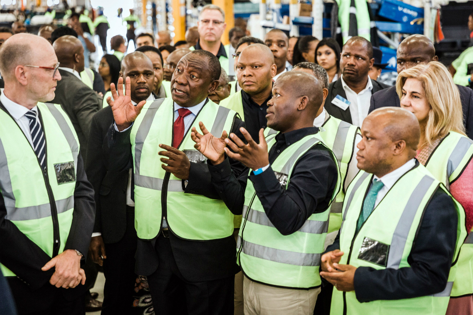 Президент Рамафоса и сотрудники Volvo в ярких куртках на заводе