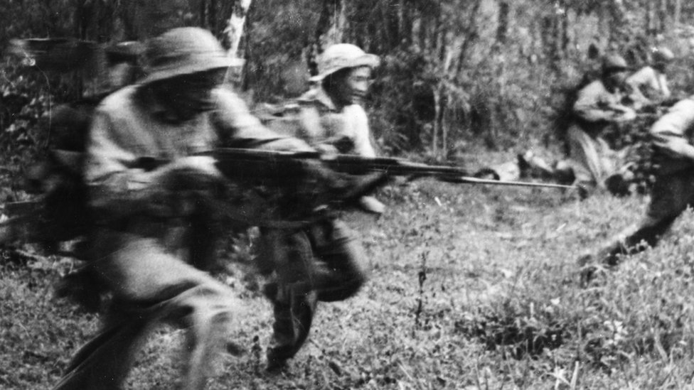 Tentara Viet Cong menyerang musuh di Vietnam Selatan, 1968.