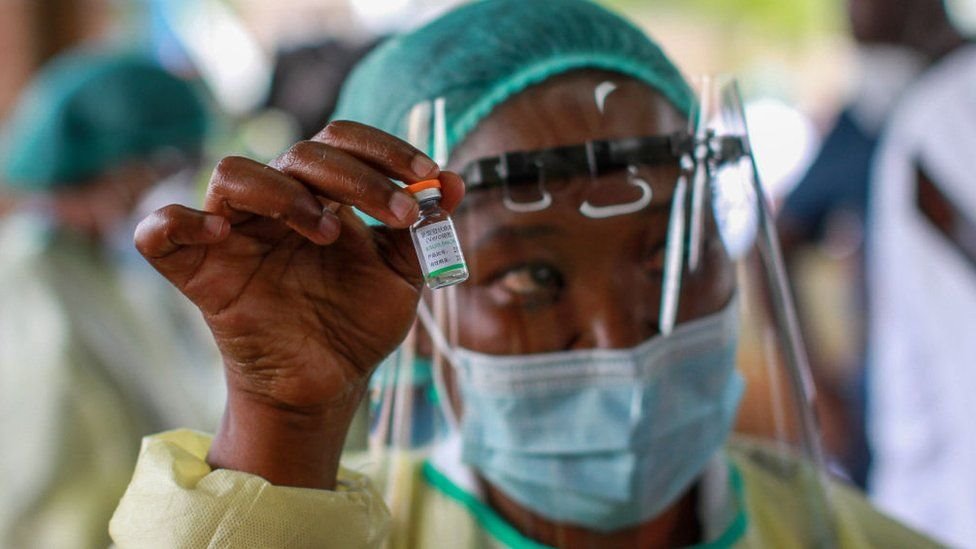 非洲護士舉著疫苗