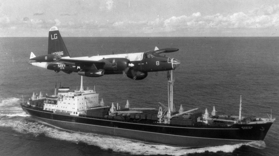 Un avión estadounidense sobrevuela un barco soviético.