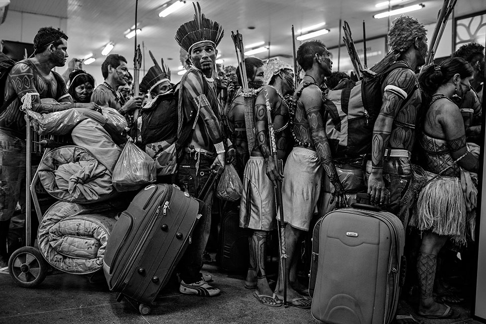 Membros da comunidade Munduruku fazem fila para embarcar em avião no Aeroporto de Altamira, no Pará, Brasil, em 14 de junho de 2013