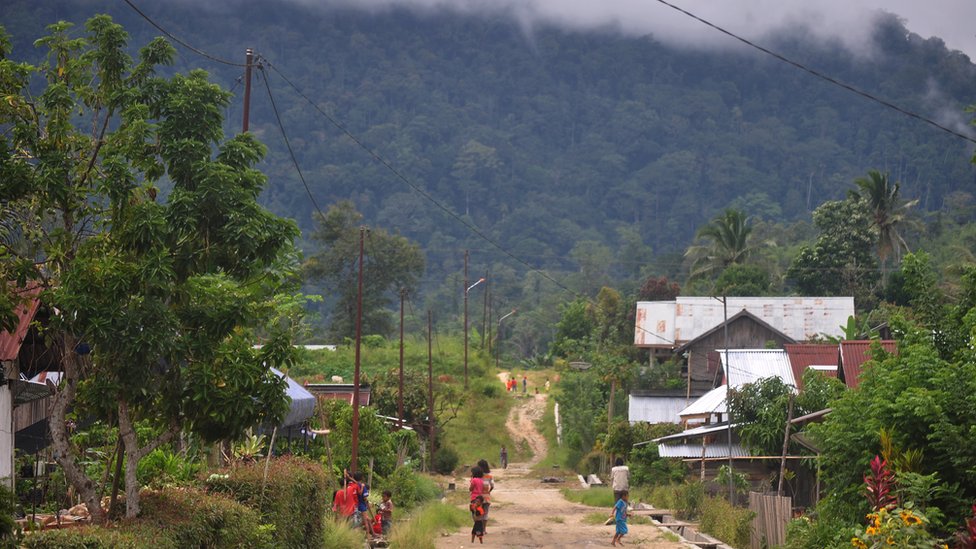 Дети видели играющих в деревне Лембан Тонгоа на острове Сулавеси через два дня после ужасного нападения