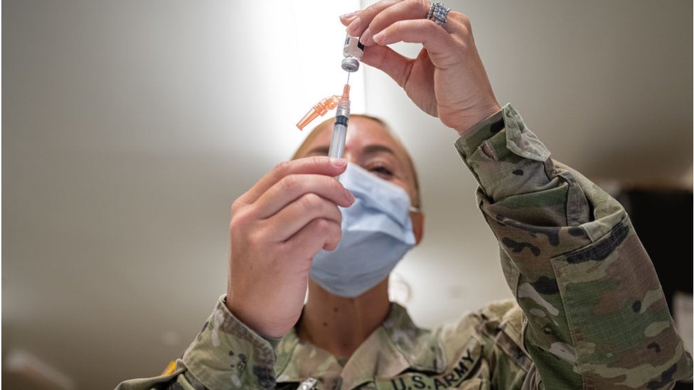 طبيبة في الجيش تحضر جرعة لقاح ضد كوفيد