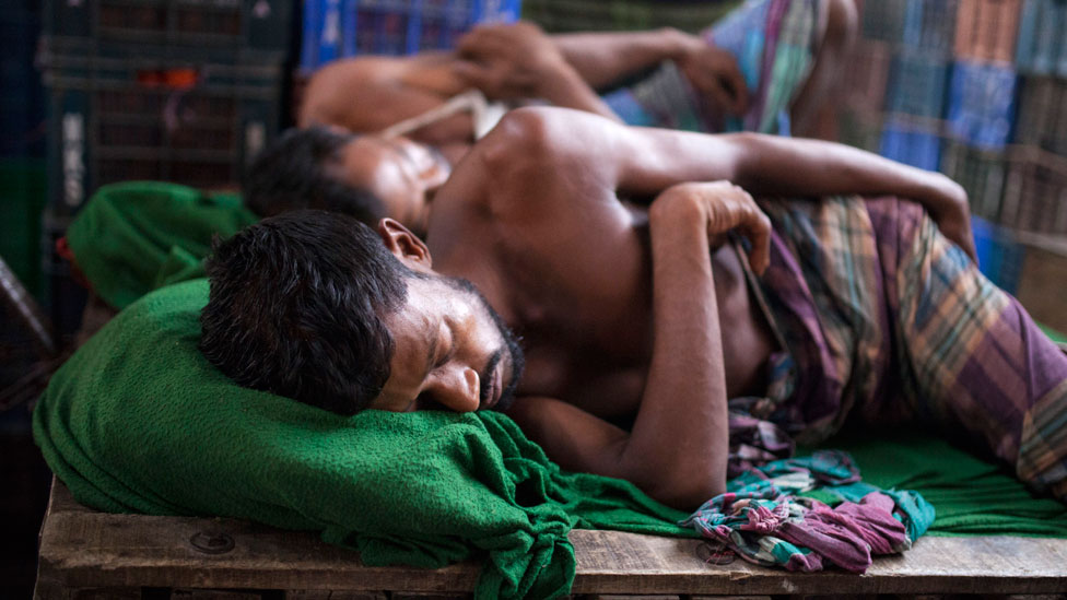 Personas durmiendo en la calle en Bangladesh