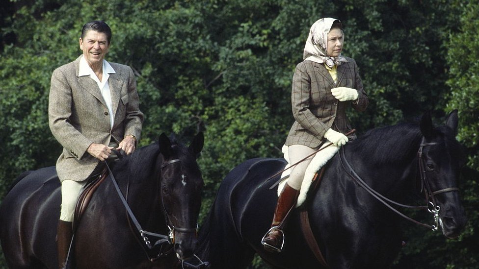 Ronald Reagan cabalgando con la reina