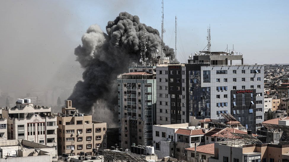 Destrucción de un edificio en Gaza