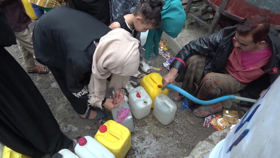 نساء وأطفال في اليمن يصطفون لتعبئة عبواتهم البلاستيكية بالماء من الصهاريج