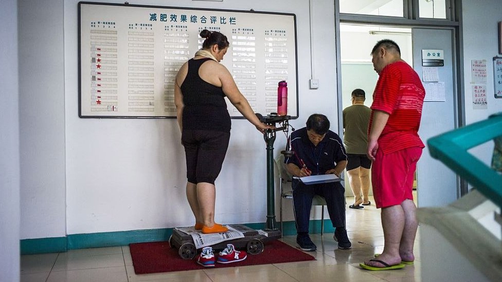 一名女士在天津一所減肥醫院測量體重。