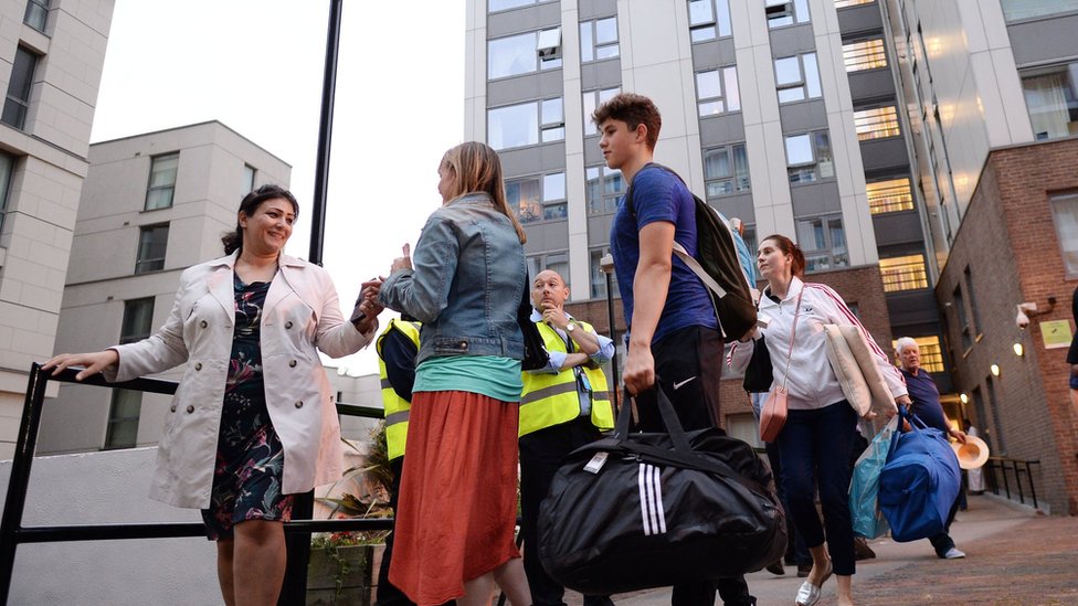 Los residentes de las cinco torres desalojadas en Camden serán reubicados temporalmente por las autoridades. Residentes de las cinco torres desalojadas en Camden.
