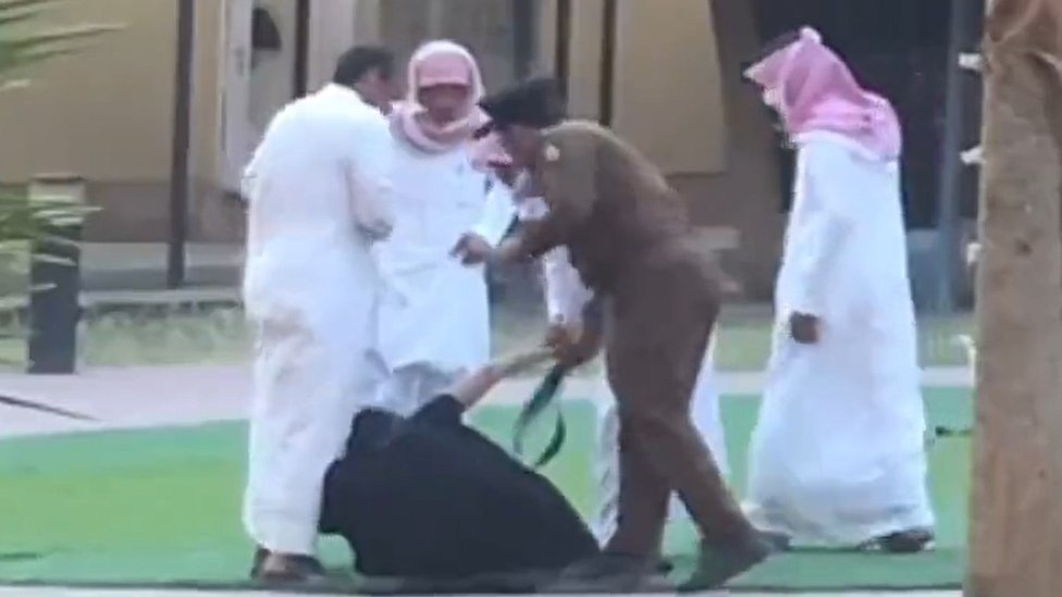 Rekaman video memperlihatkan petugas berpakaian preman menyeret rambut seorang perempuan remaja di panti asuhan di kawasan Khamis Mushait, 30 Agustus 2022. Setelah itu, seorang polisi memukulinya dengan ikat pinggang.