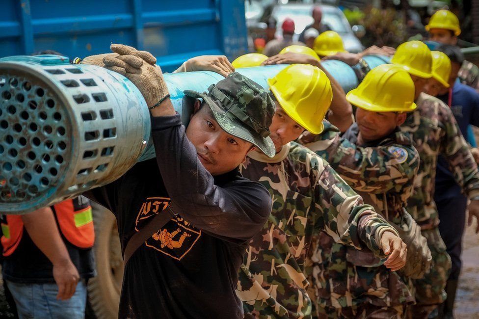 Pompa air industri dipakai untuk mengurangi permukaan air di dalam gua, tetapi mereka harus menghadapi hujan yang turun terus-menerus.