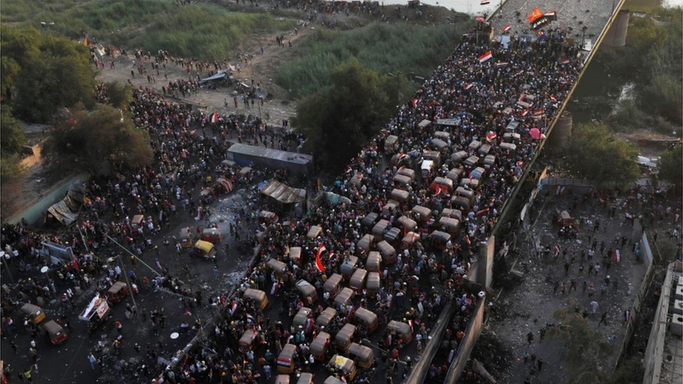 Manifestantes en el puente Al Jumhuriya de Bagdad