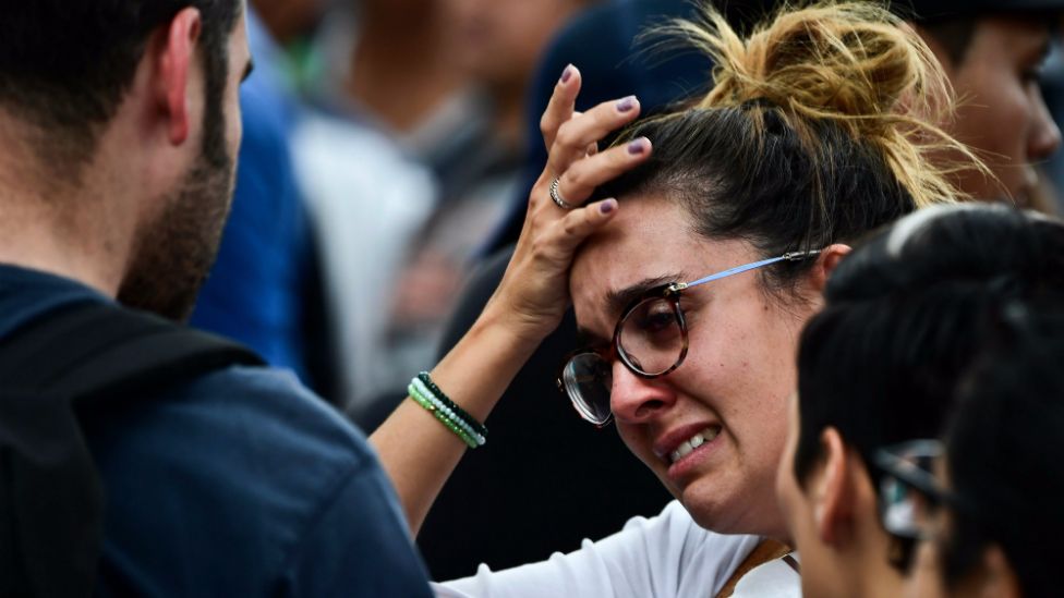 De acuerdo con cifras de la Secretaría de Educación Pública de México, un total de 5.092 centros escolares sufrieron daños durante los dos terremotos que sacudieron México los pasados 8 y el 19 septiembre. Mujer llorando