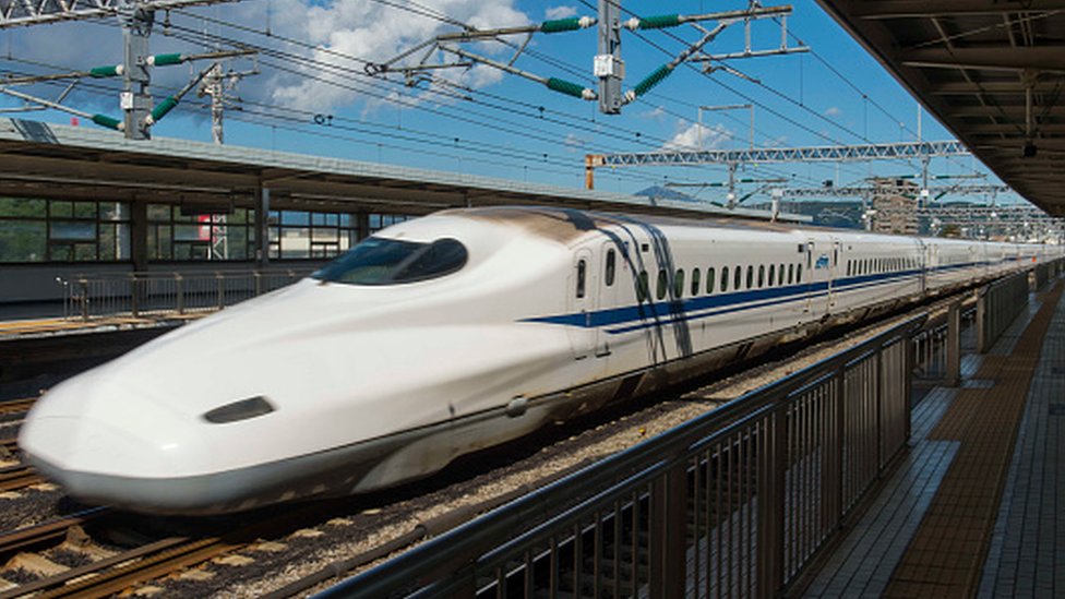 Японский сверхскоростной поезд на станции Одавара в префектуре Канагава, Япония