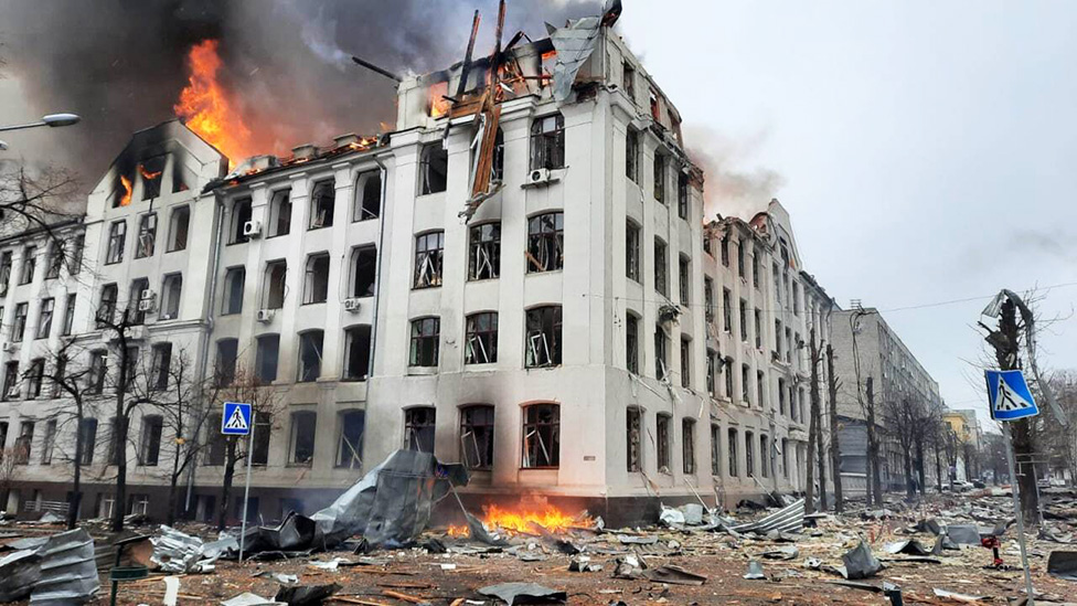 Harkov'da hava bombardımanı sonrası hasar gören bir bina, 2 Mart 2022.