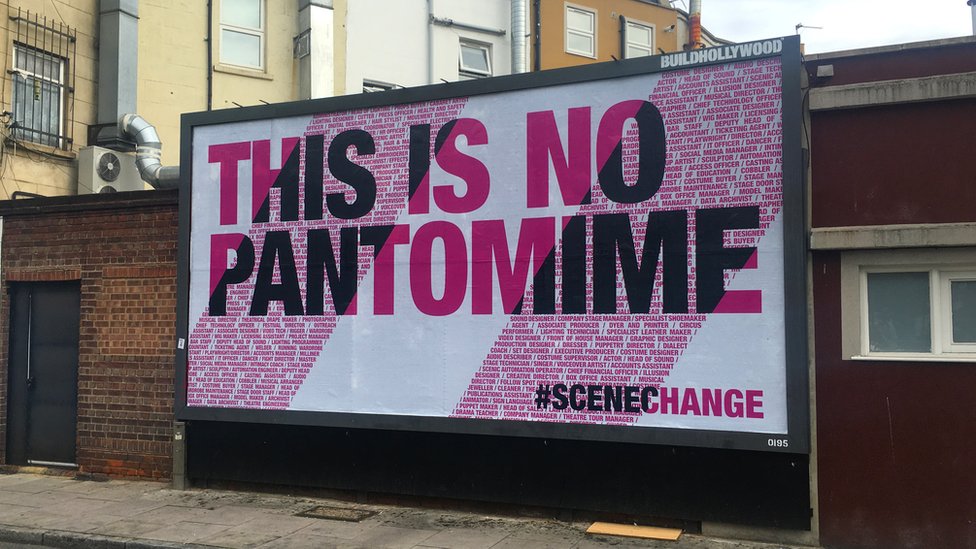 Рекламный щит: «Это не пантомима»
