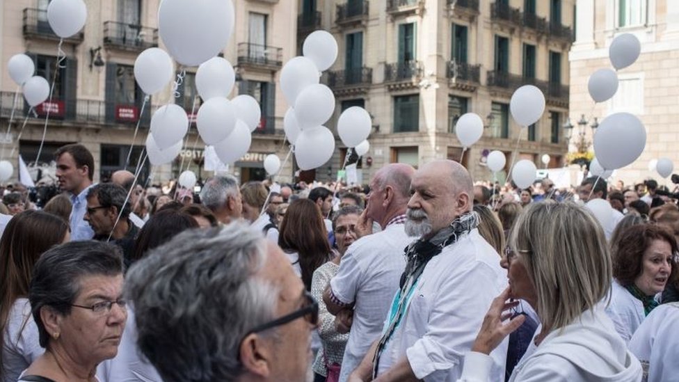 Se concentraron en la Plaza de Sant Jaume, al frente del Ayuntamiento de Barcelona. No se vieron ni banderas catalanas ni españolas. Manifestación en Barcelona