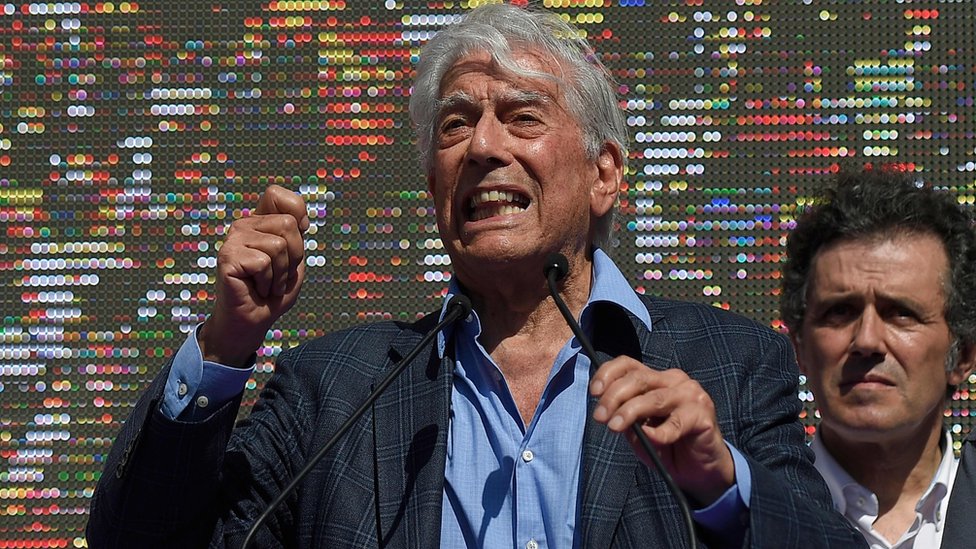 El premio Nobel se dirigió a los cientos de miles de personas reunidas en Barcelona. Mario Vargas Llosa.