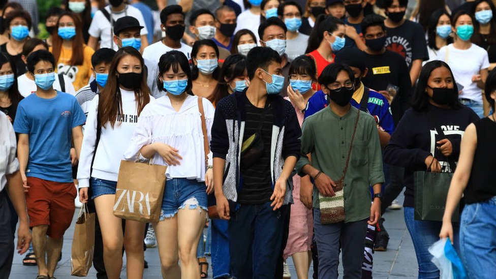 Gente en la calle en Singapur.