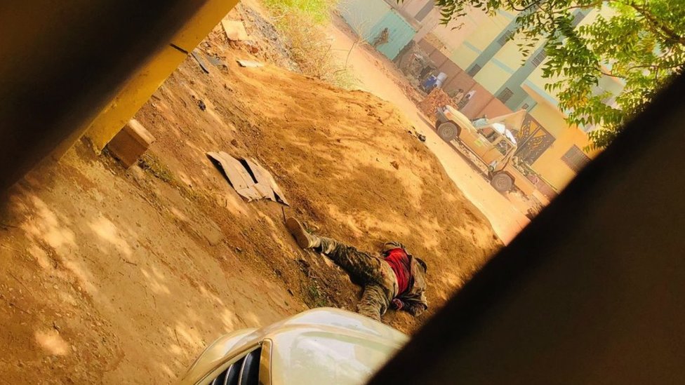 جثمان جندي ملقى في الخرطوم في السودان