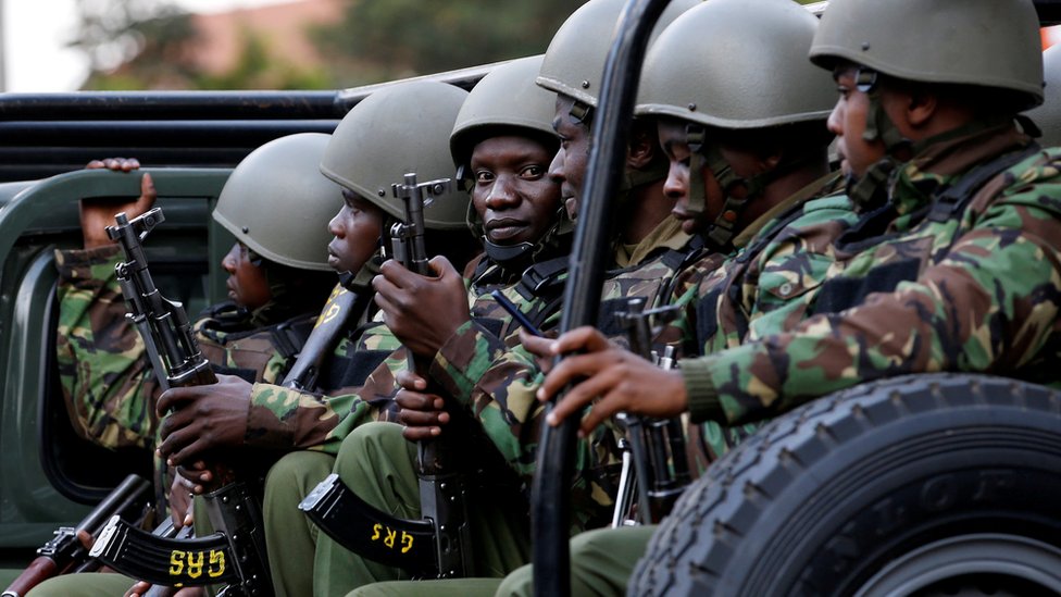 Кенийские полицейские едут на своем грузовике (фото из файла)