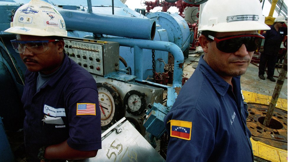 1998'de ABD'li ve Venezuelalı mühendisler Venezuela'da birlikte petrol çıkarırken