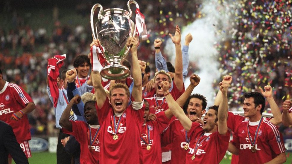 Effenberg holds Champions League trophy in 2001