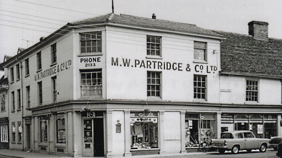 Магазин Партридж на углу Хай-стрит и Джордж-стрит в 1960-е годы