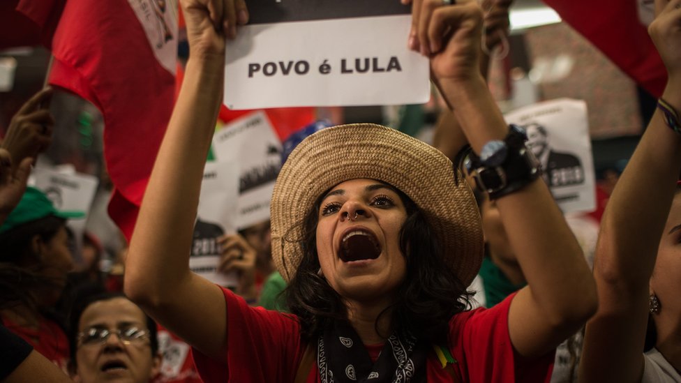 Seguidora de Lula da Silva con un papel que dice "el pueblo es Lula".