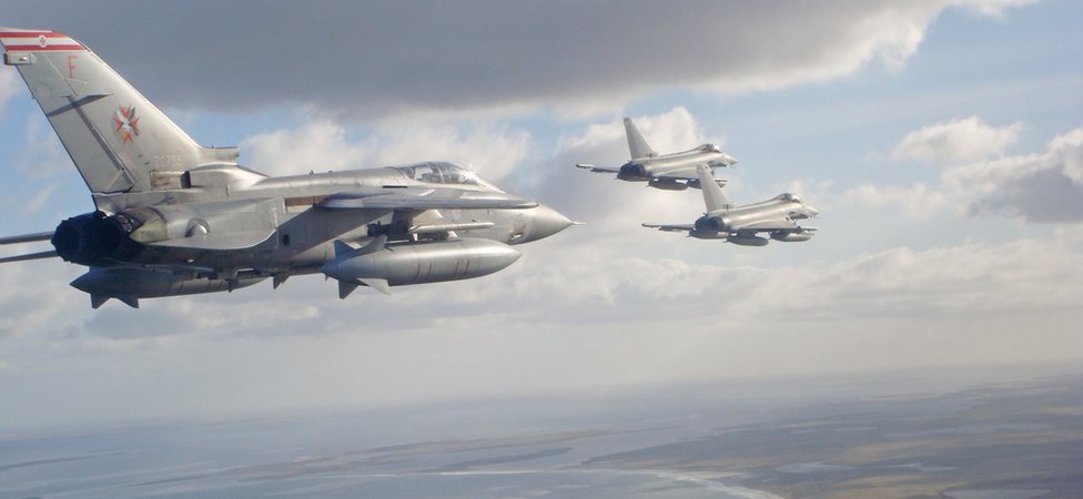 Корабль RAF Tornado F3 Navigator сопровождает самолеты Typhoon, пролетающие над Фолклендскими островами