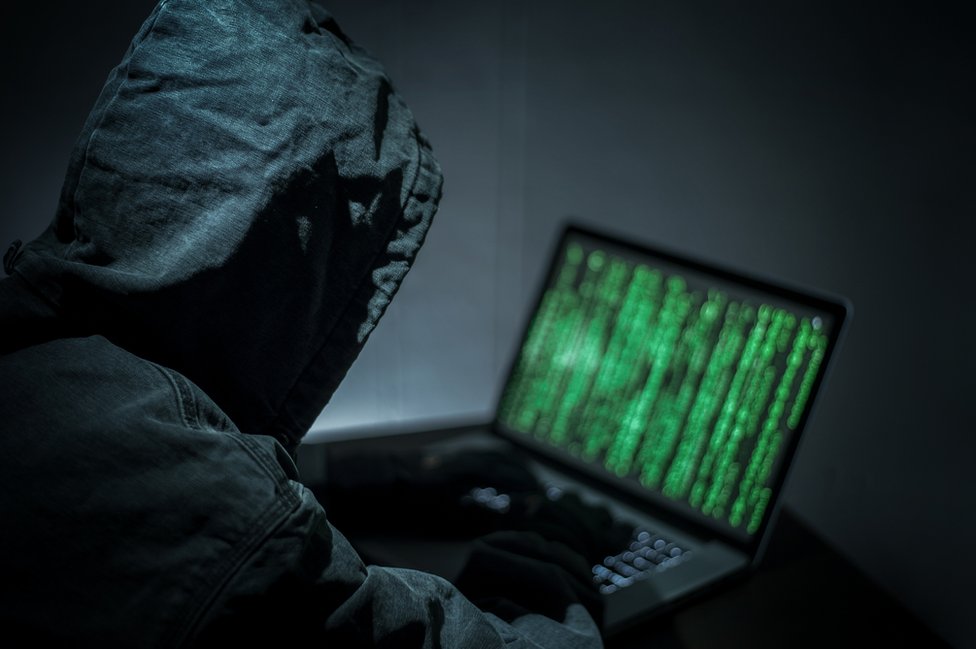 Un hacker frente a un computador