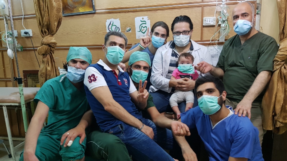Hamza al Kateab junto al equipo médico del hospital al Quds, fundado en el este de Alepo en 2012.