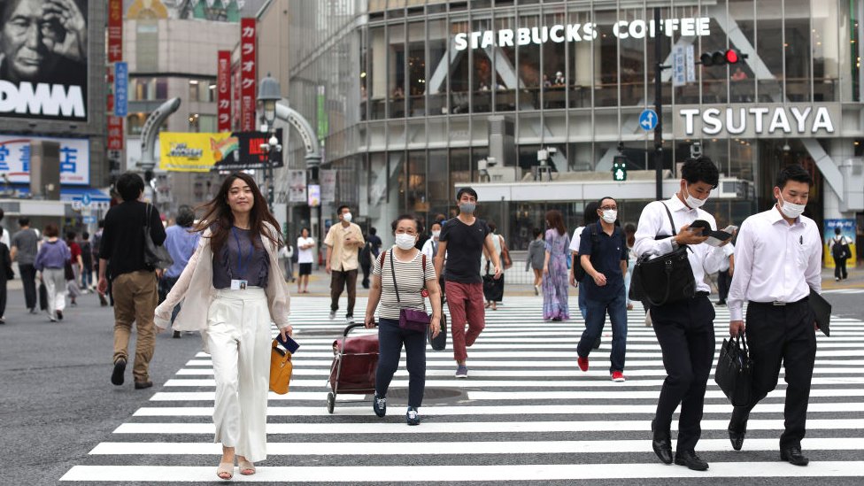 pessoas em rua no Japão