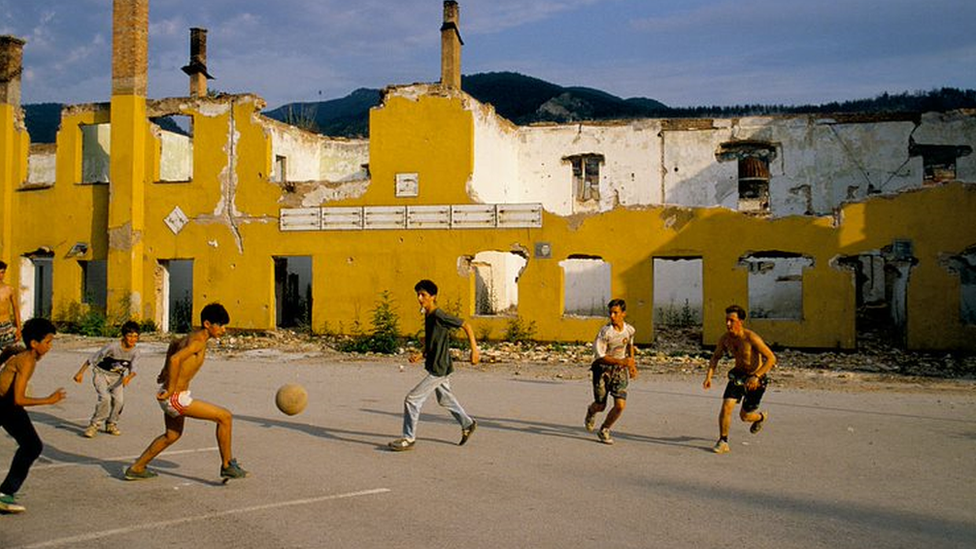Niños jugando fútbol en las ruinas de la bombardeada Sarajevo en 1993