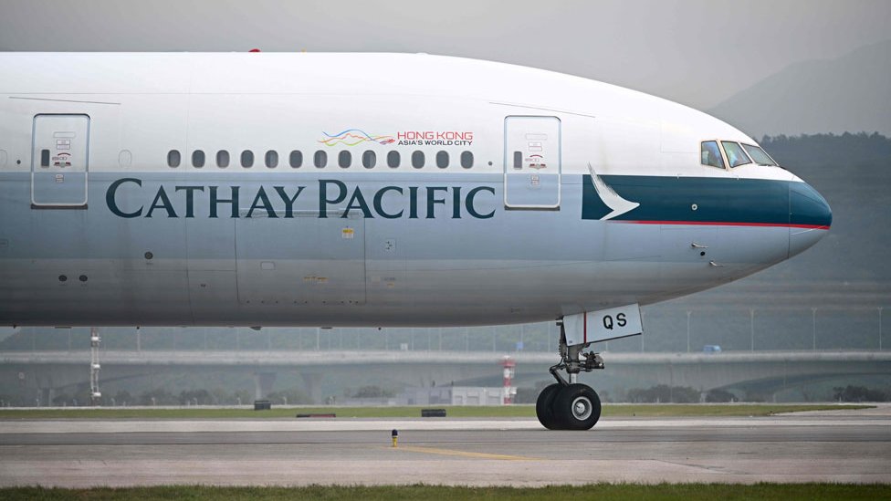 Самолет Cathay Pacific приземляется на взлетно-посадочную полосу