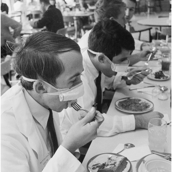 1968年底，佛羅里達醫科學生測試外科手術口罩對防禦香港流感的有效性