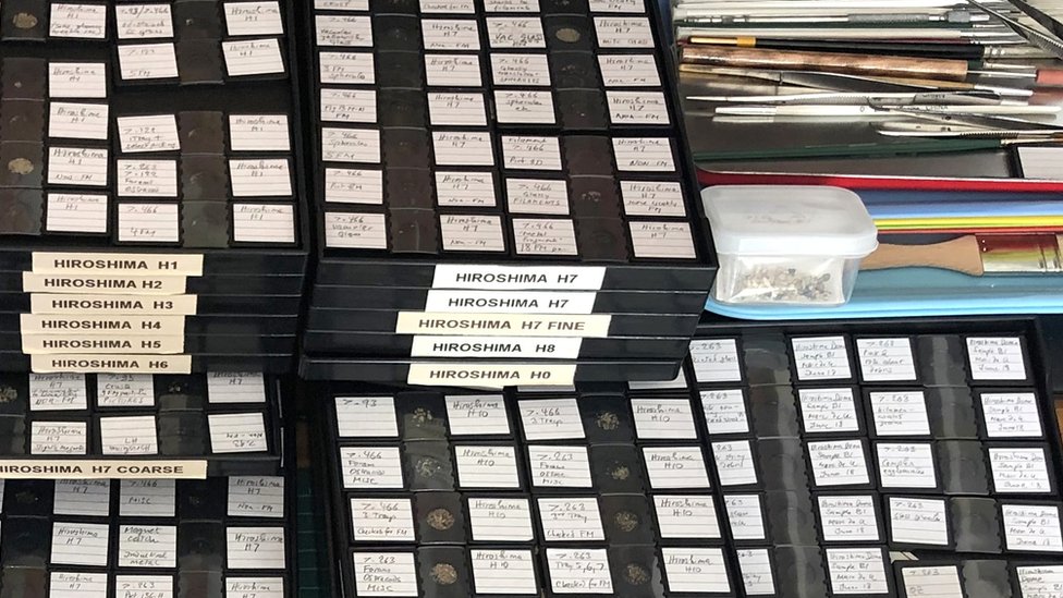 Partículas de Hiroshima clasificadas en diferentes cajas con anotaciones