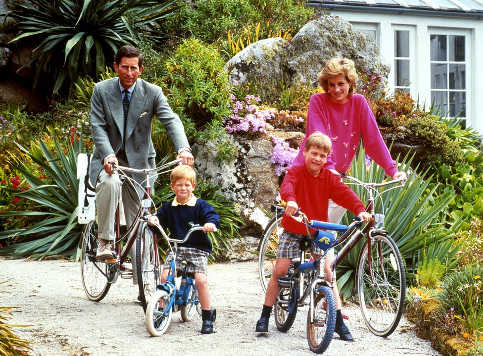 Los príncipes de Gales con William y Harry, todos en bicicleta